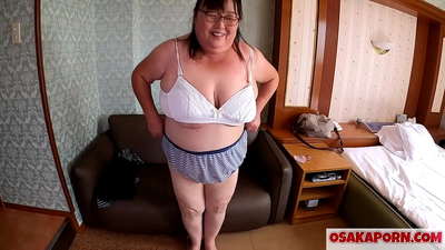 Dikke Japanse moeder toont haar enorme tieten en geniet van een sexspeeltje. Een 51-jarige Aziatische moeder vertelt over haar seksuele ervaring. Yukiko 1 OSAKAPORN vette milf